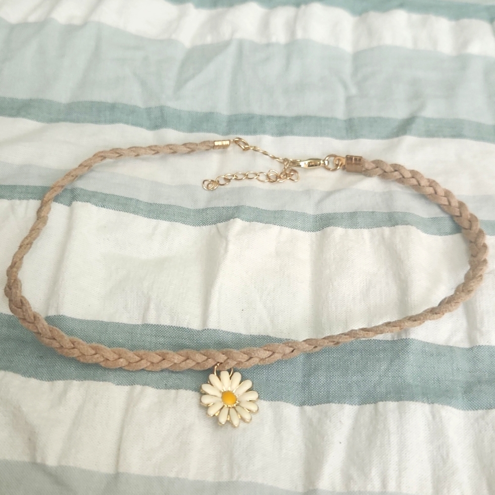 Dainty daisy pendant choker
